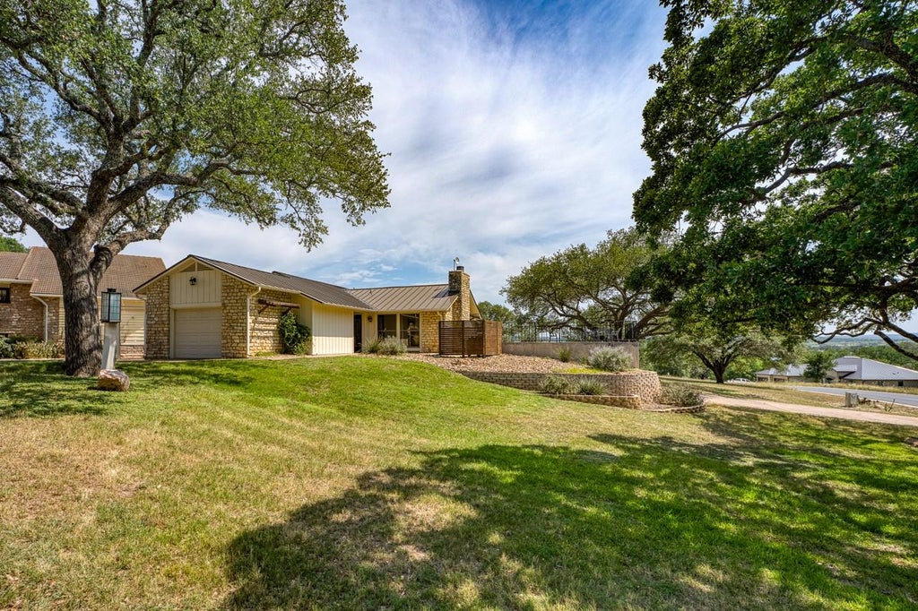 Photo of 305 Onyx DR, Horseshoe Bay, TX 78657 (MLS # 9947287)