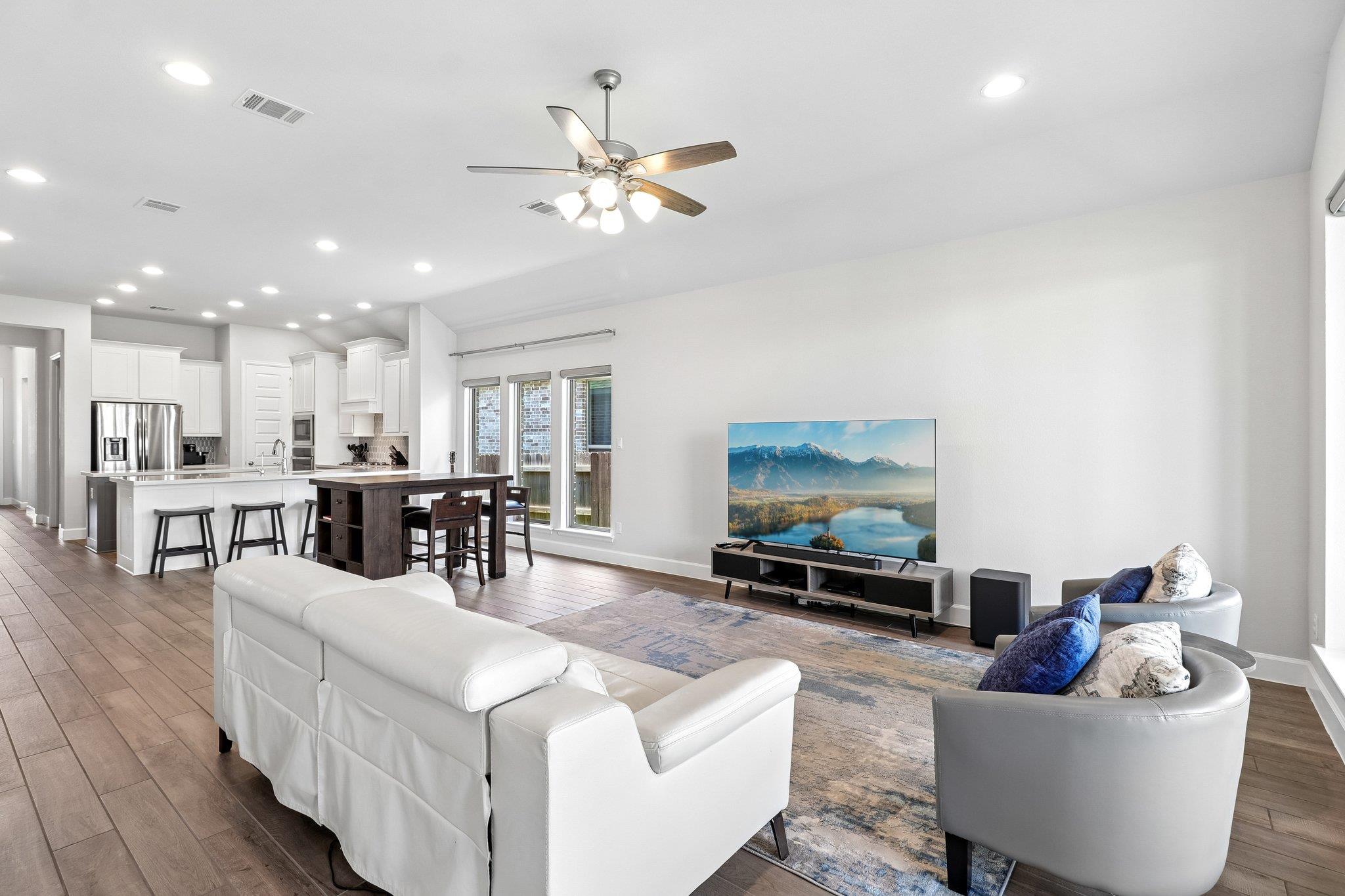 112 Chinaberry BND