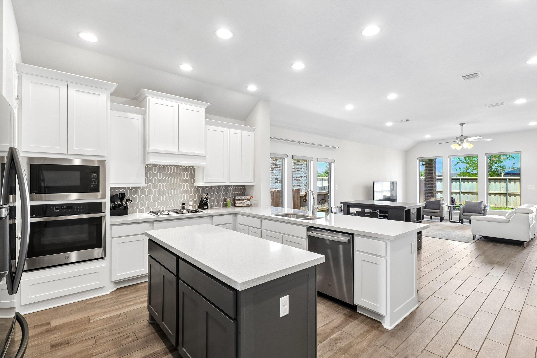 112 Chinaberry BND