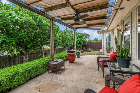 2001 Short Summer DR Austin TX 78754
