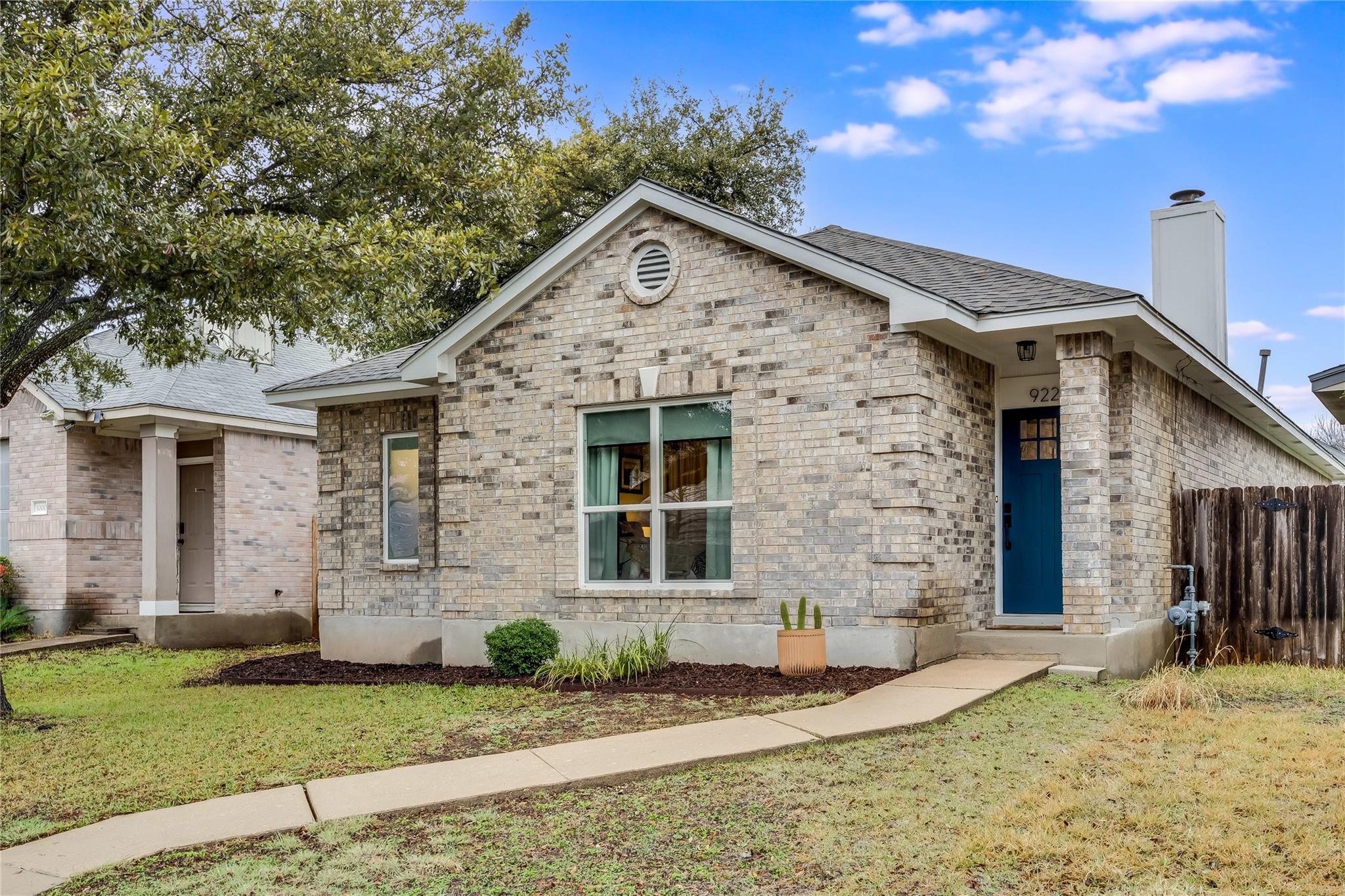 922 Thackeray LN