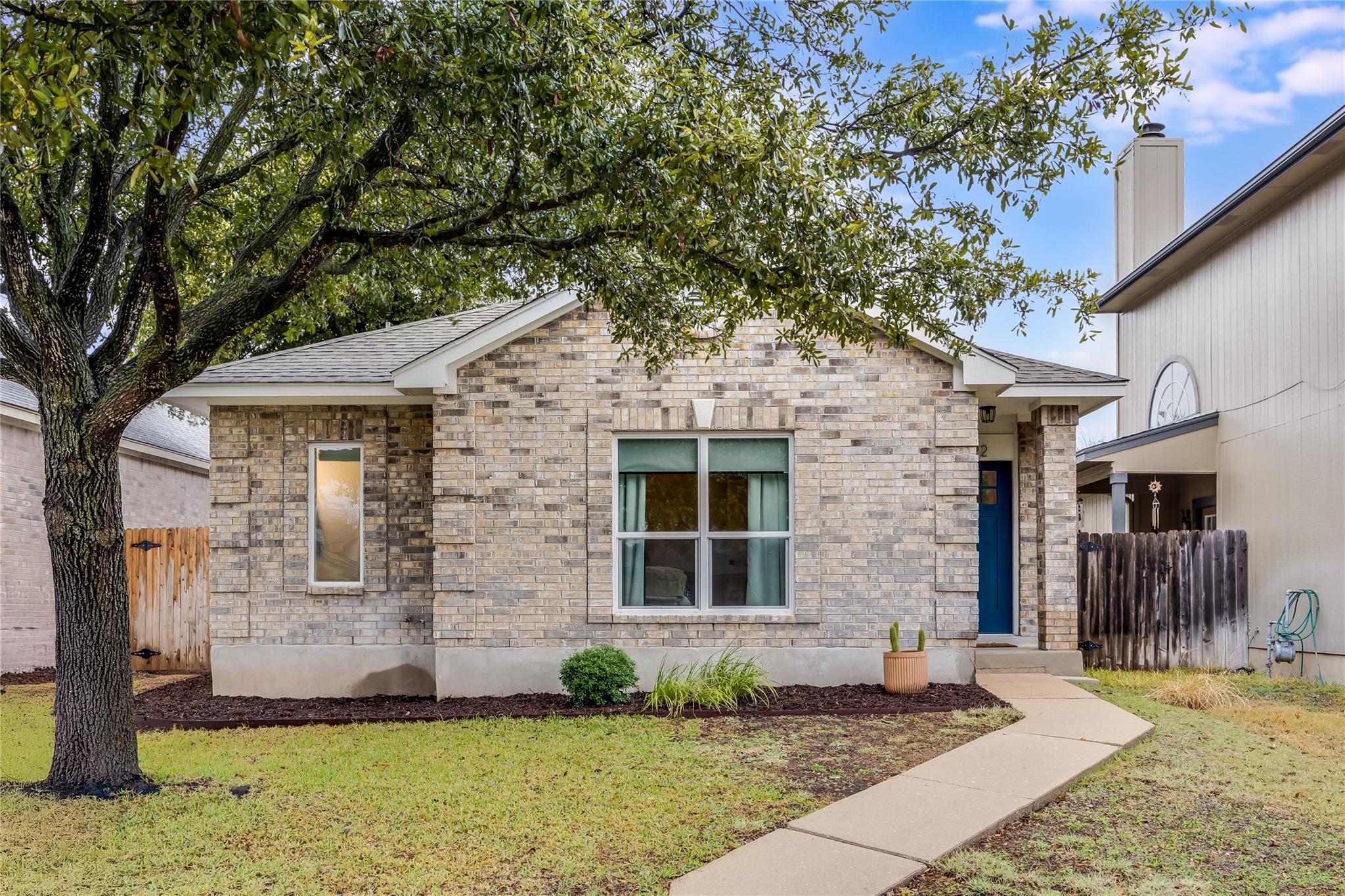 922 Thackeray LN