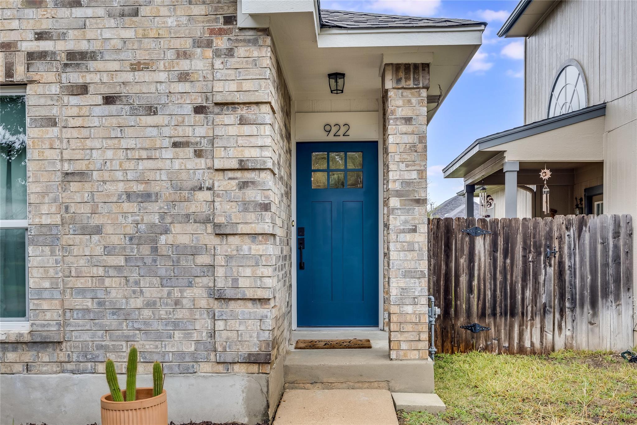 922 Thackeray LN