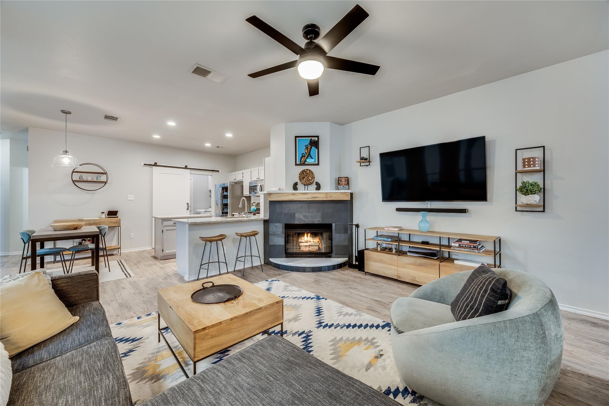 922 Thackeray LN
