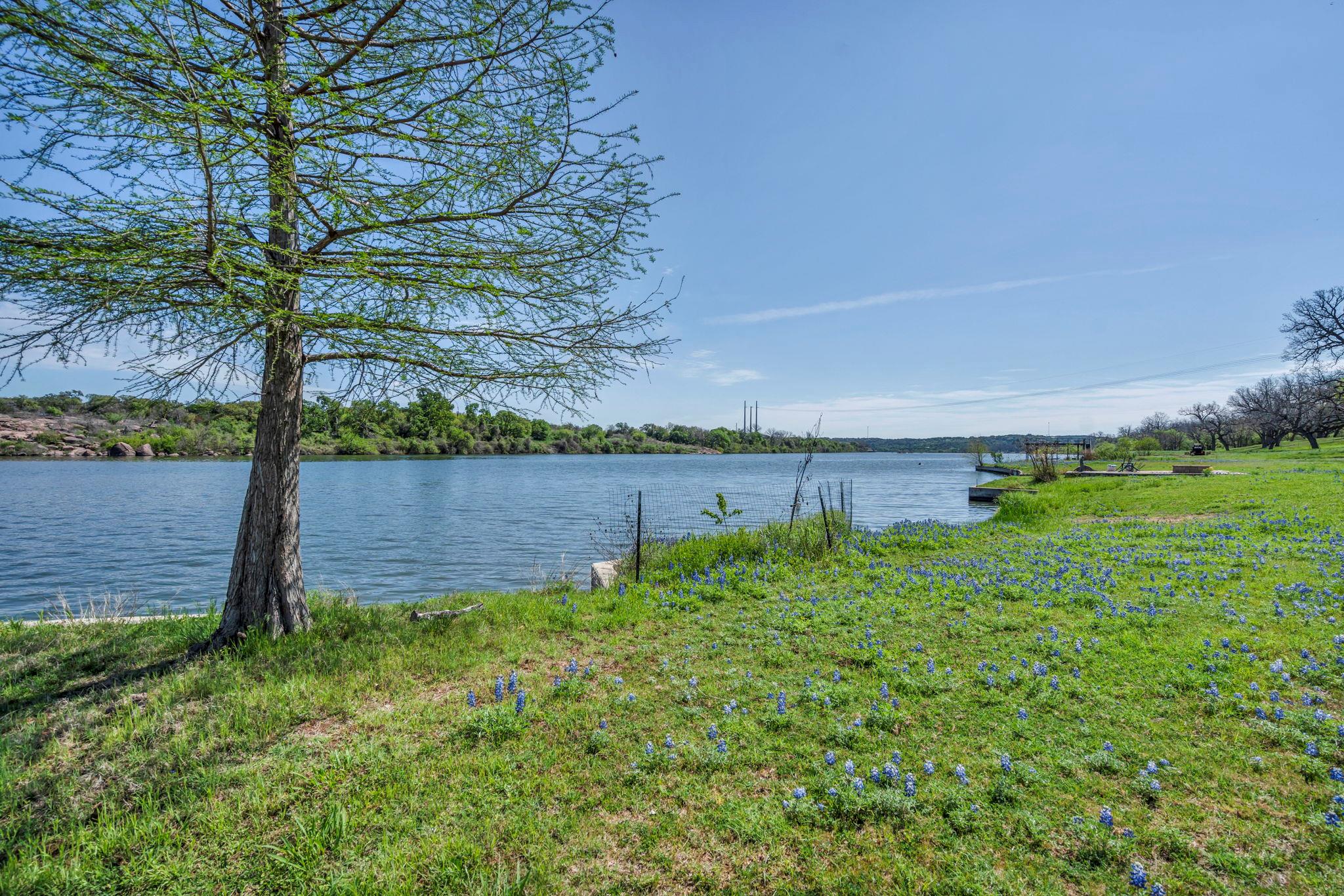 3715 Lakeview DR