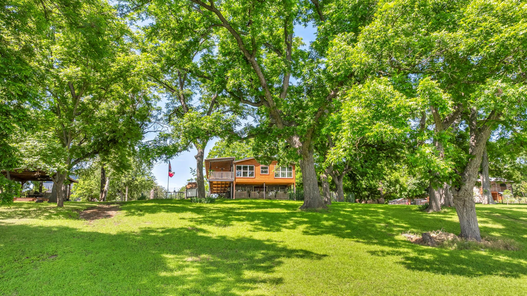 3715 Lakeview DR