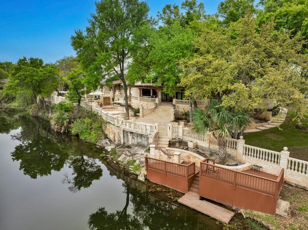 2804 Barefoot LN
