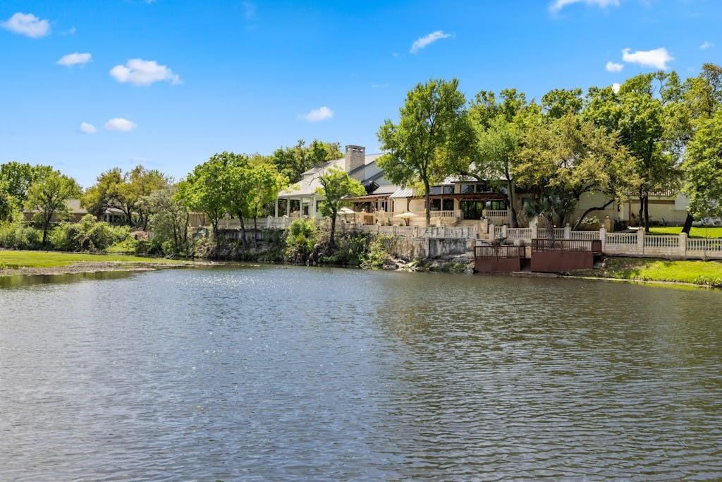 2804 Barefoot LN