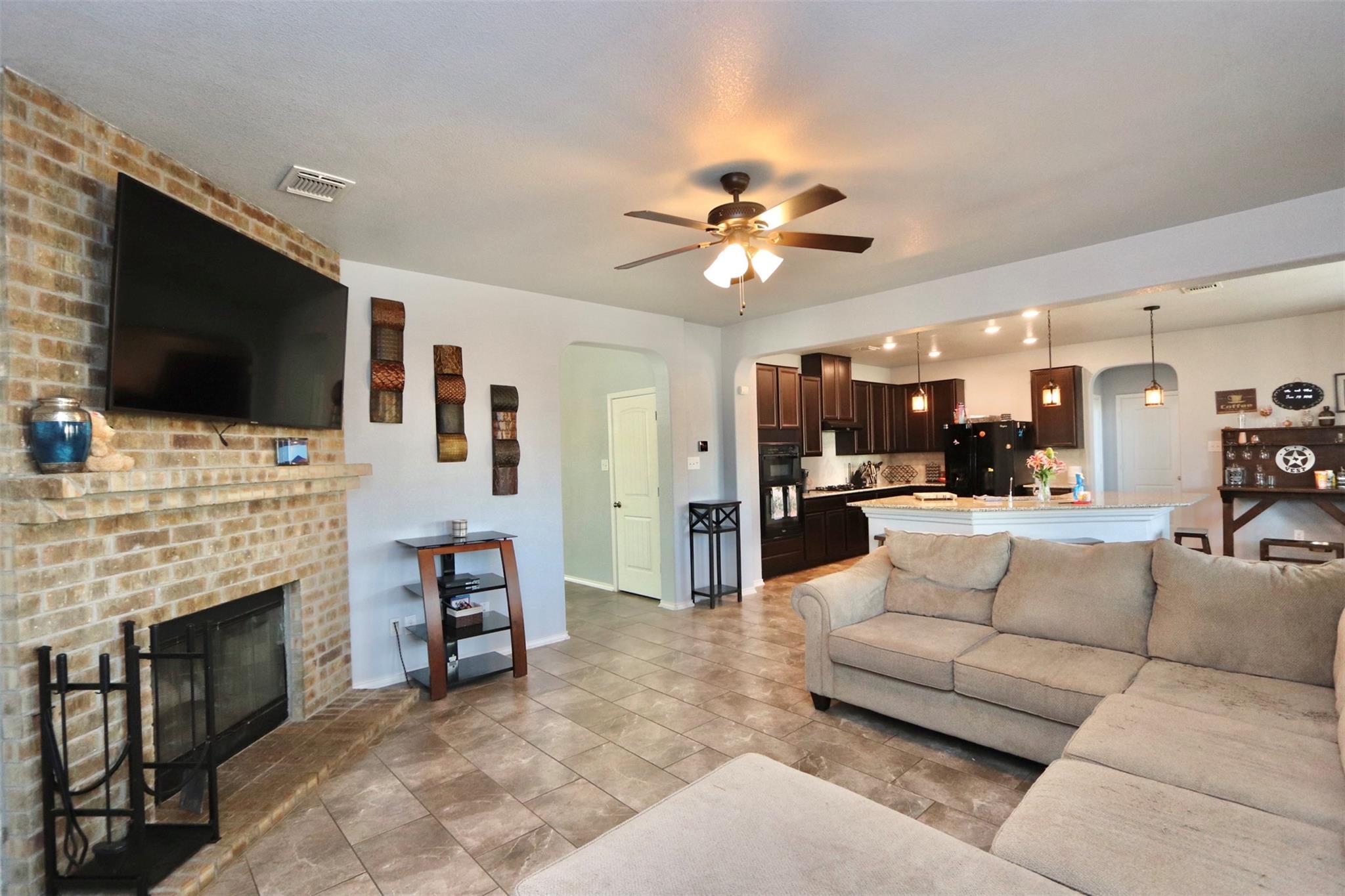 1712 Uhland DR