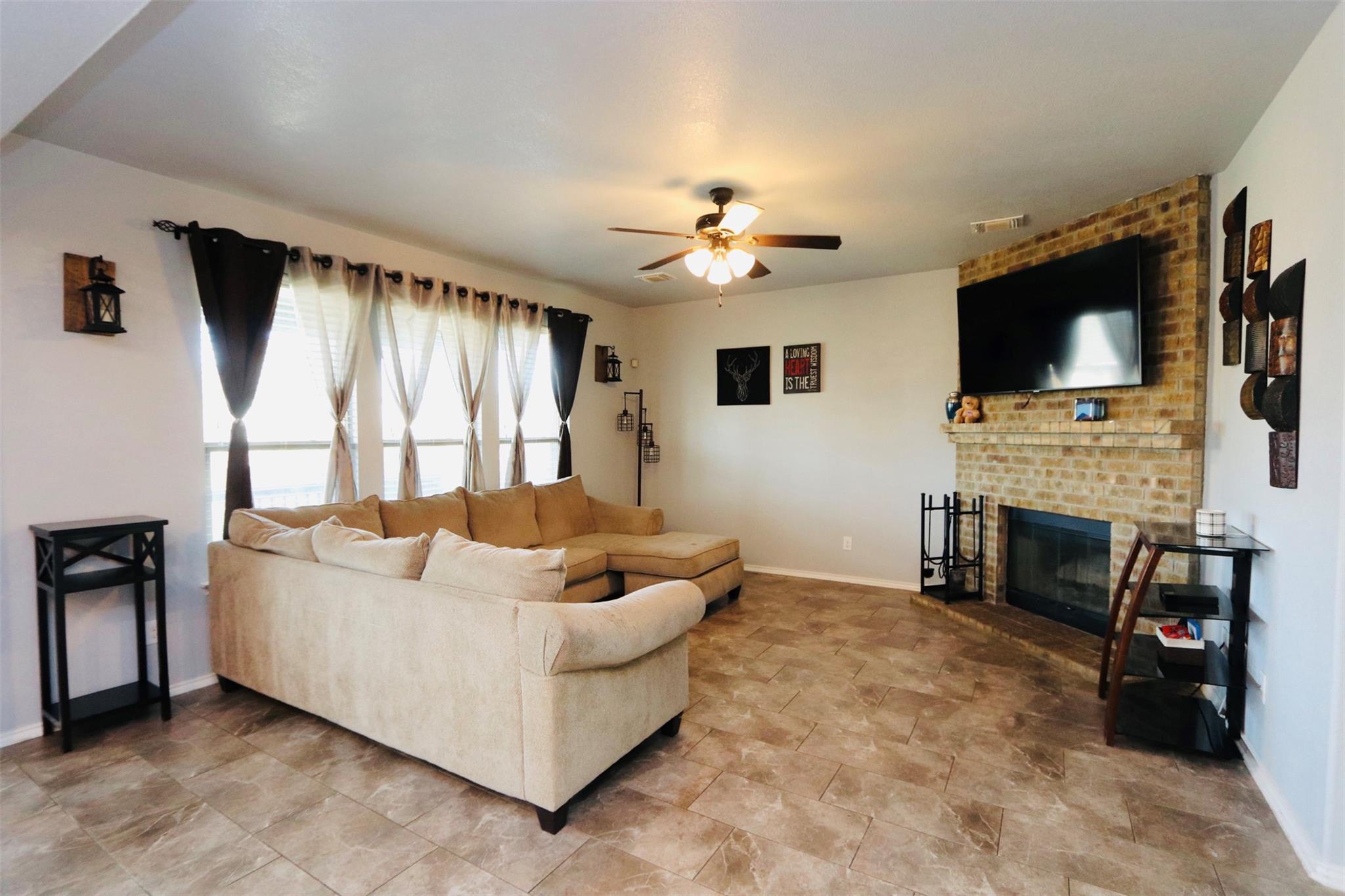 1712 Uhland DR