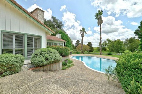 A home in Luling