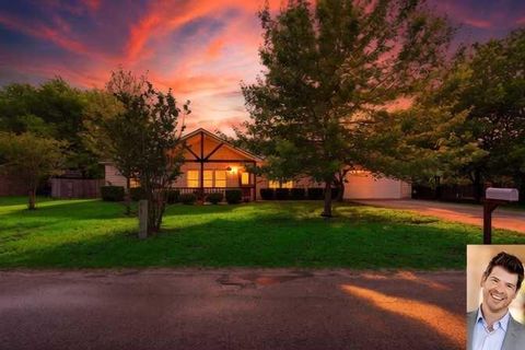 Photo of 1221 Lovers LN, Bastrop, TX 78602 (MLS # 5278259)