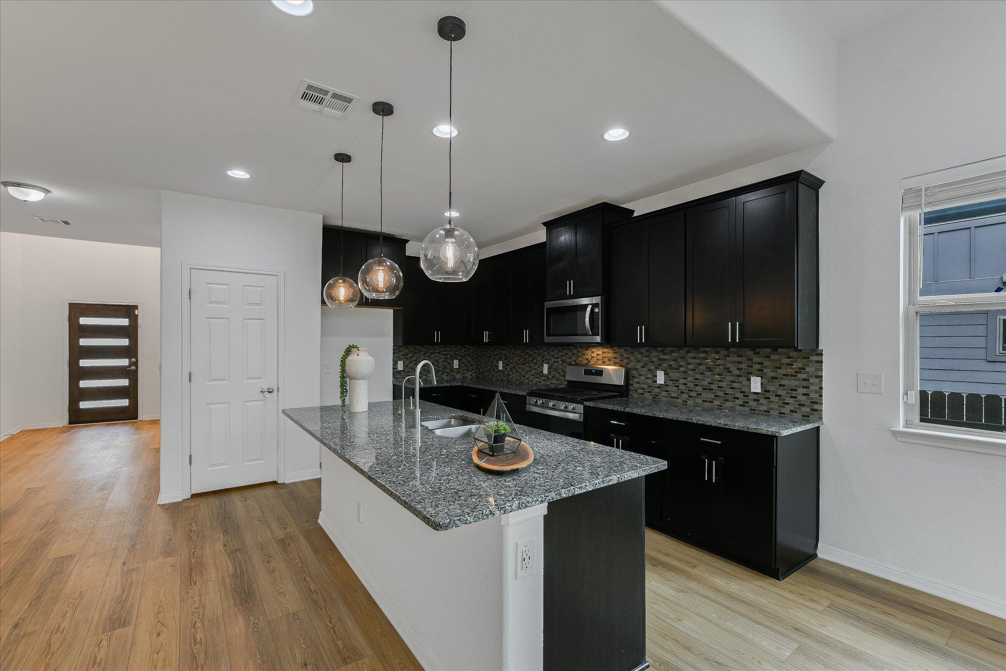 216 Manassas DR