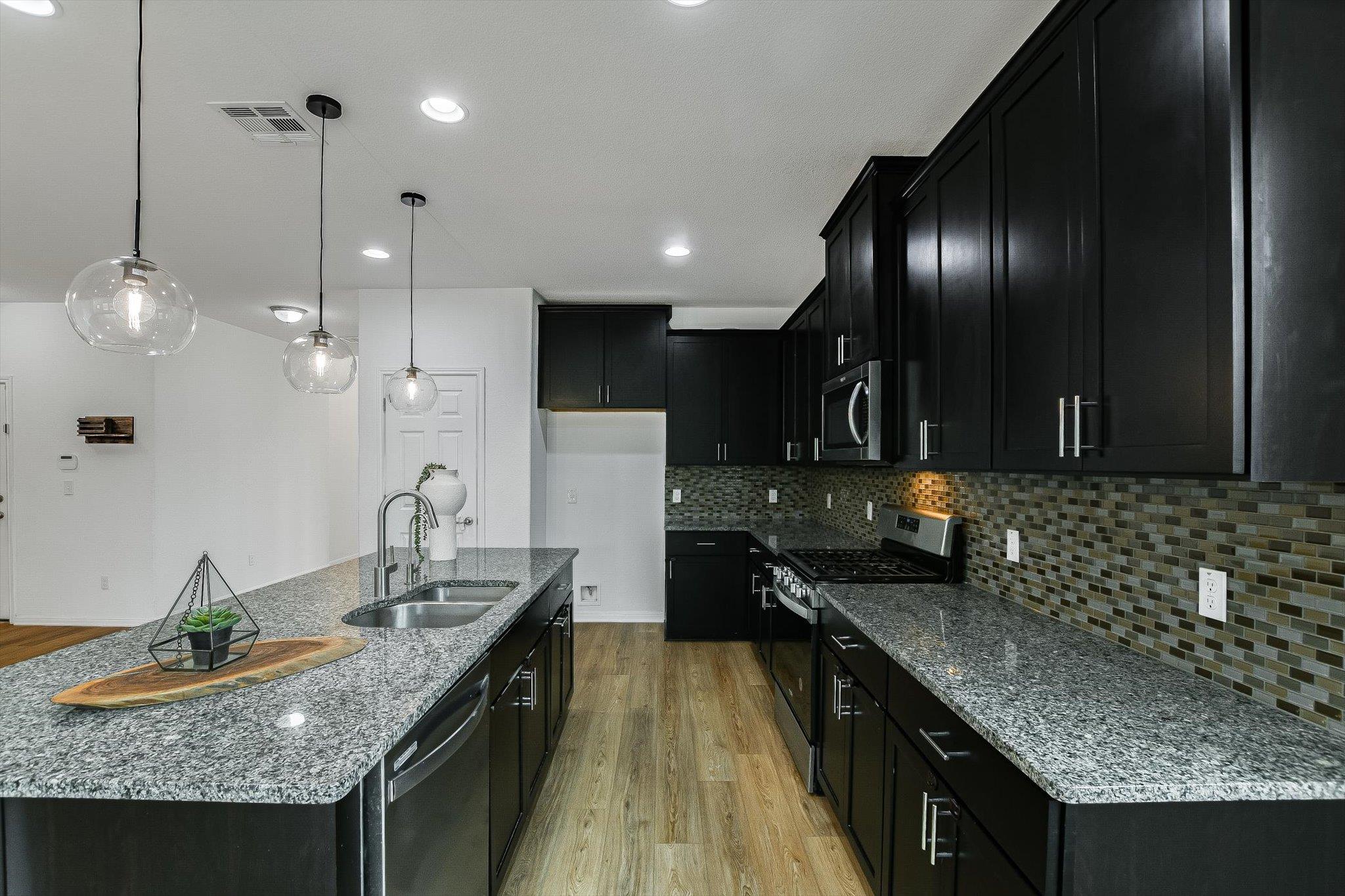 216 Manassas DR
