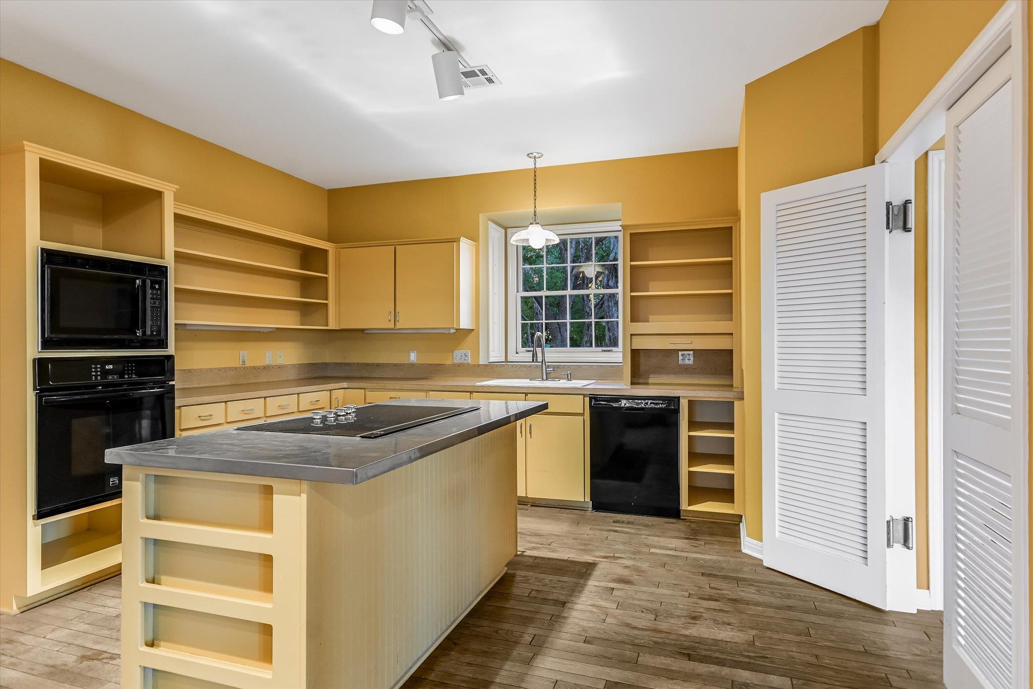 West Lake Hills, Texas 78746, United States, 4 Bedrooms Bedrooms, ,4 BathroomsBathrooms,Residential,Active,248538