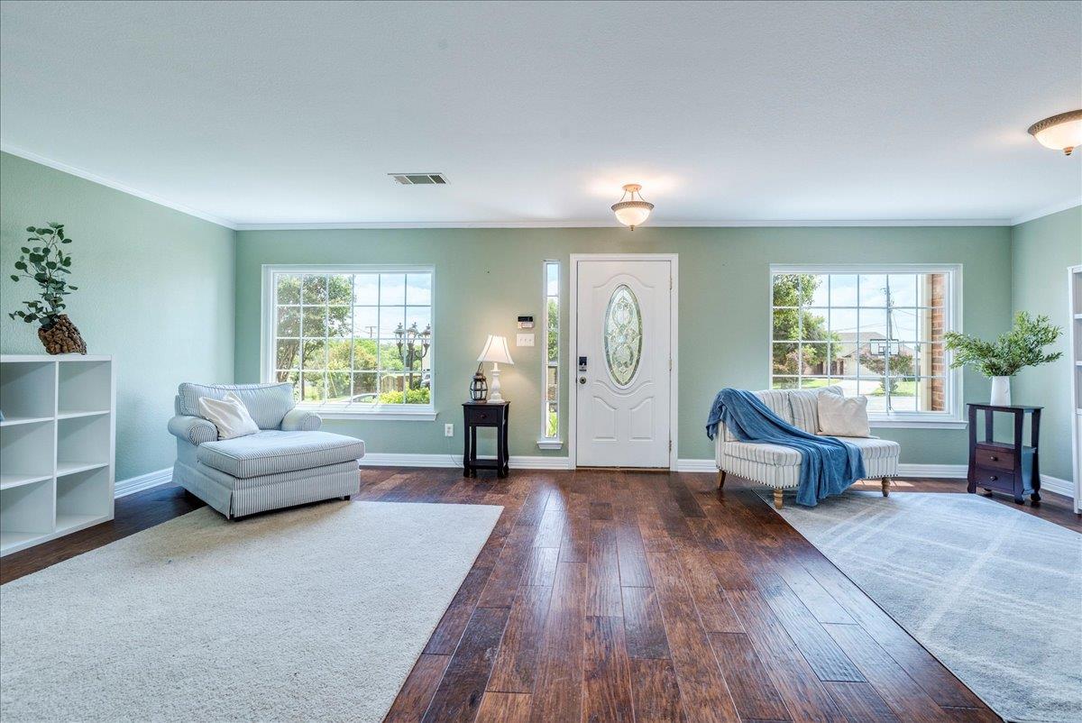 200 S Prairie LN