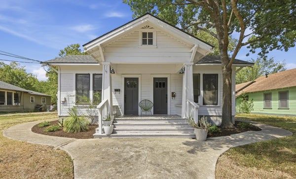 919 W PRAIRIE LEA ST, LOCKHART, TX 78644 - Image 0d2c69b3ba31ad2ccfe103c8506adc21/2416412604