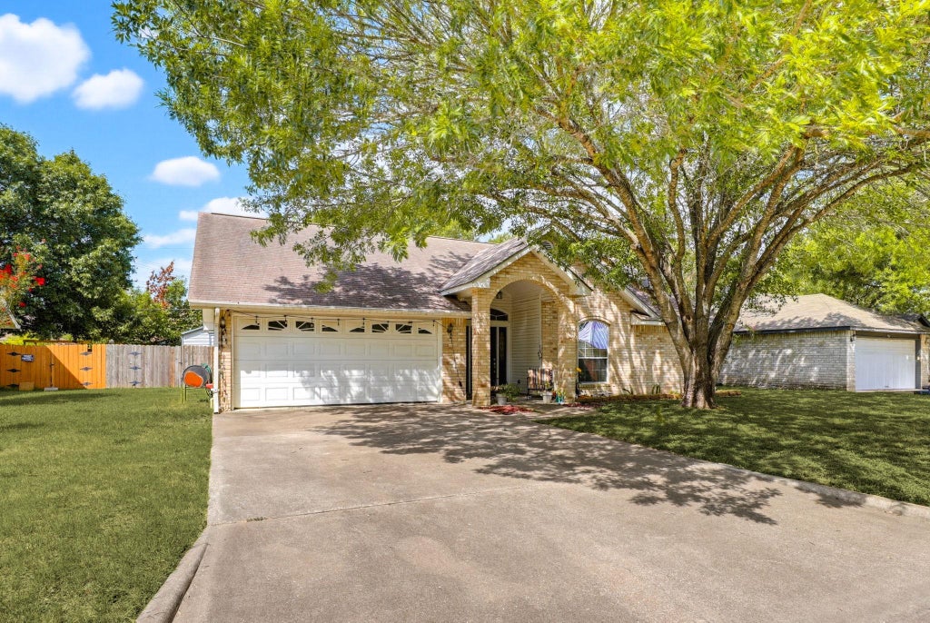Photo of 1001 Travis ST, Lockhart, TX 78644 (MLS # 4986200)