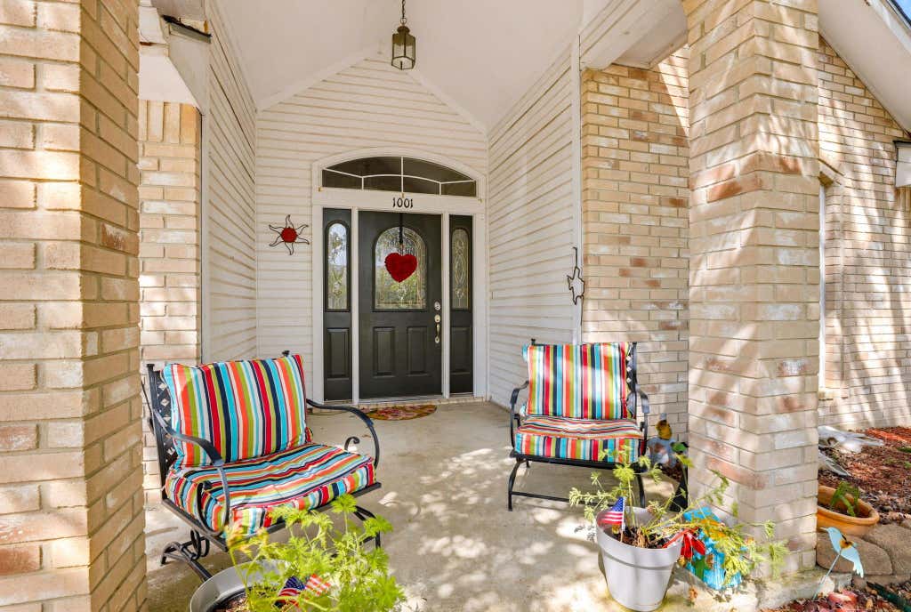 Photo of 1001 Travis ST, Lockhart, TX 78644 (MLS # 4986200)
