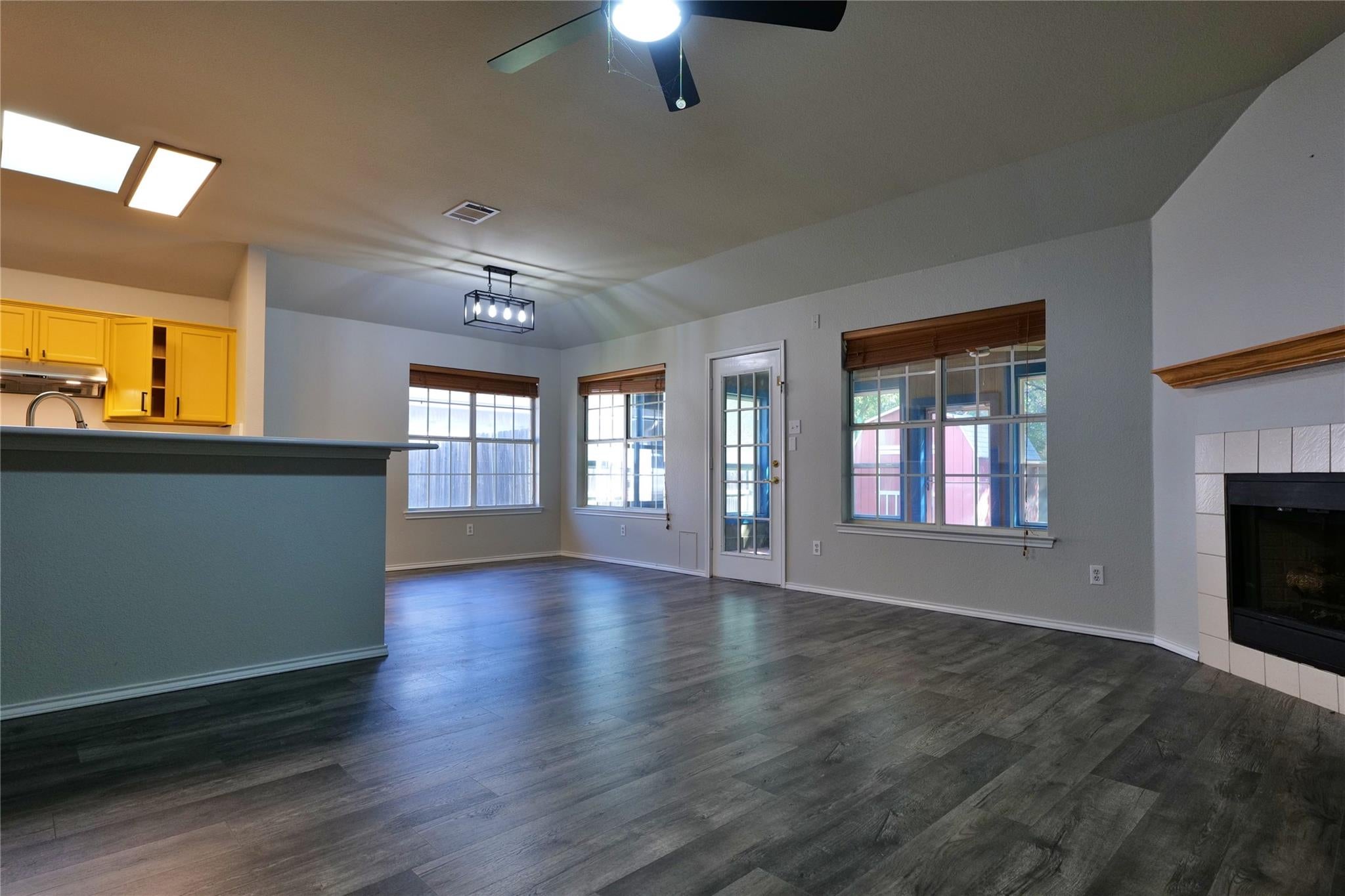 615 Blue Oak CIR