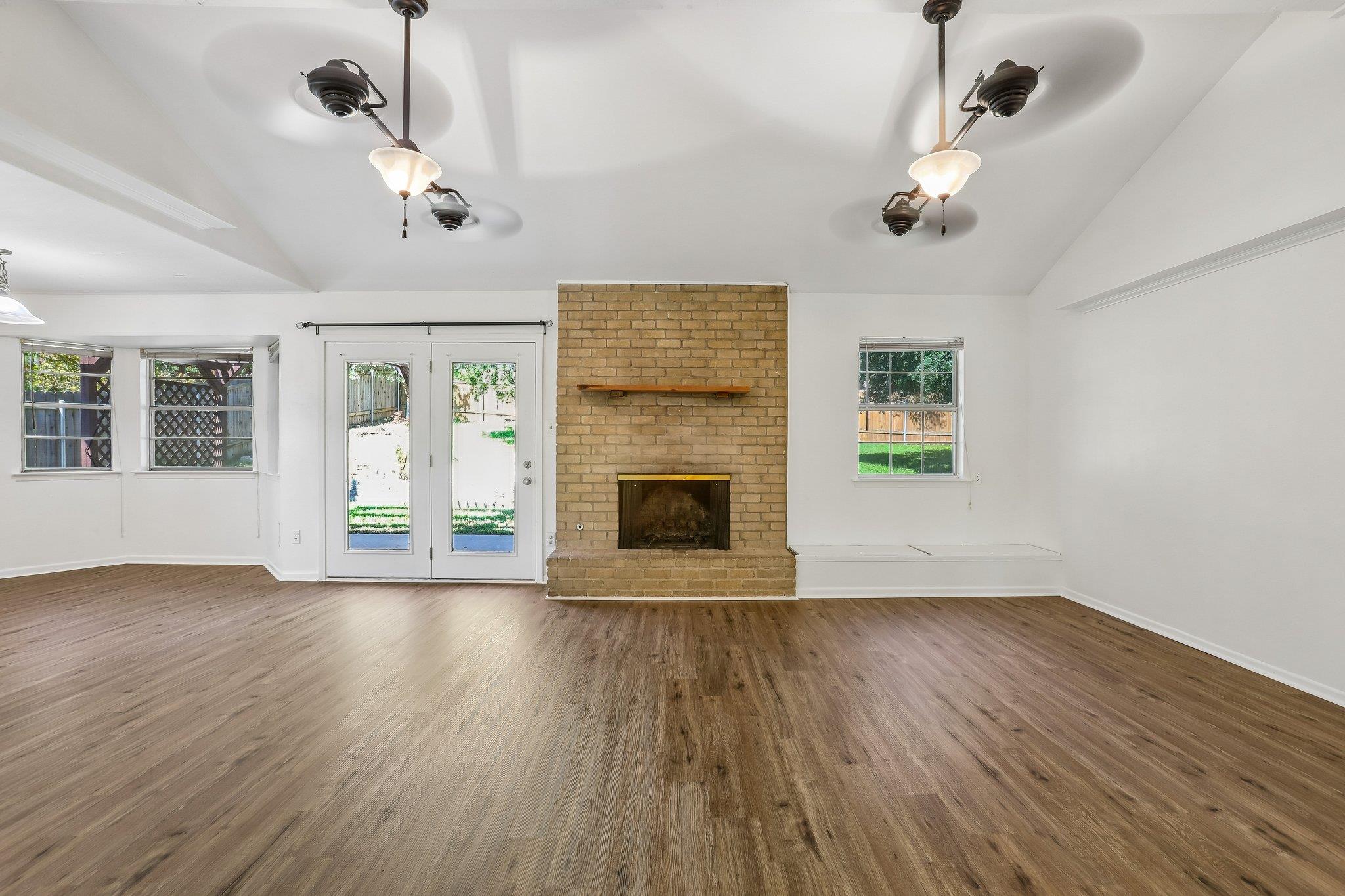 804 Spring Tree ST