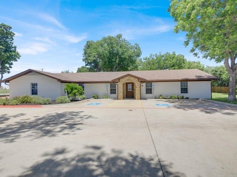 Photo of 404 Carlos G Parker BLVD NW, Taylor, TX 76574 (MLS # 1703900)
