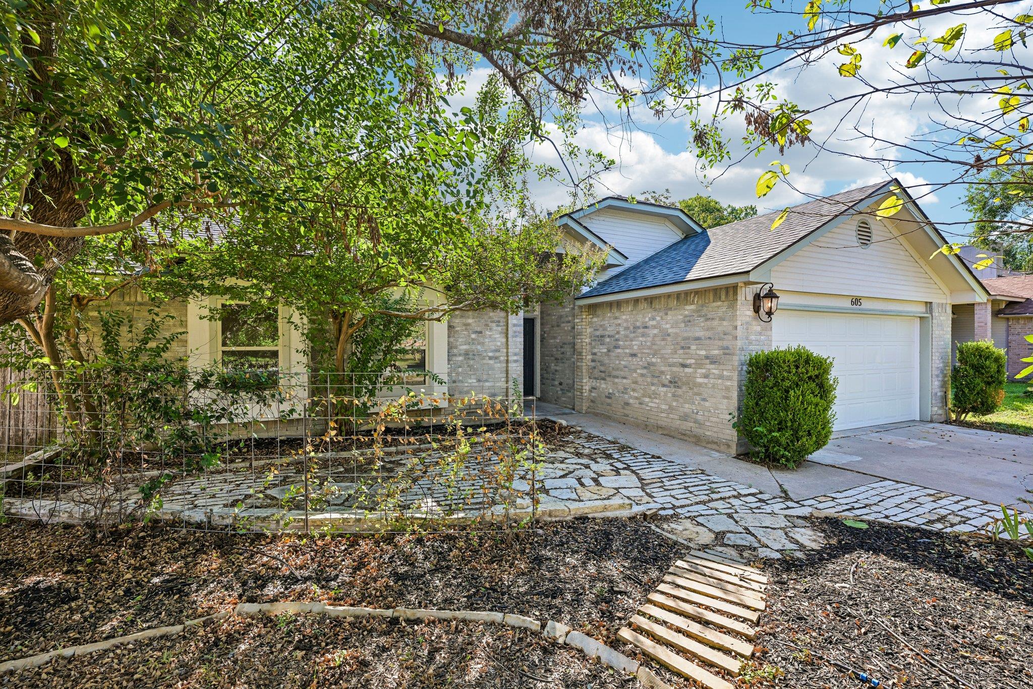 605 Hawthorne LN