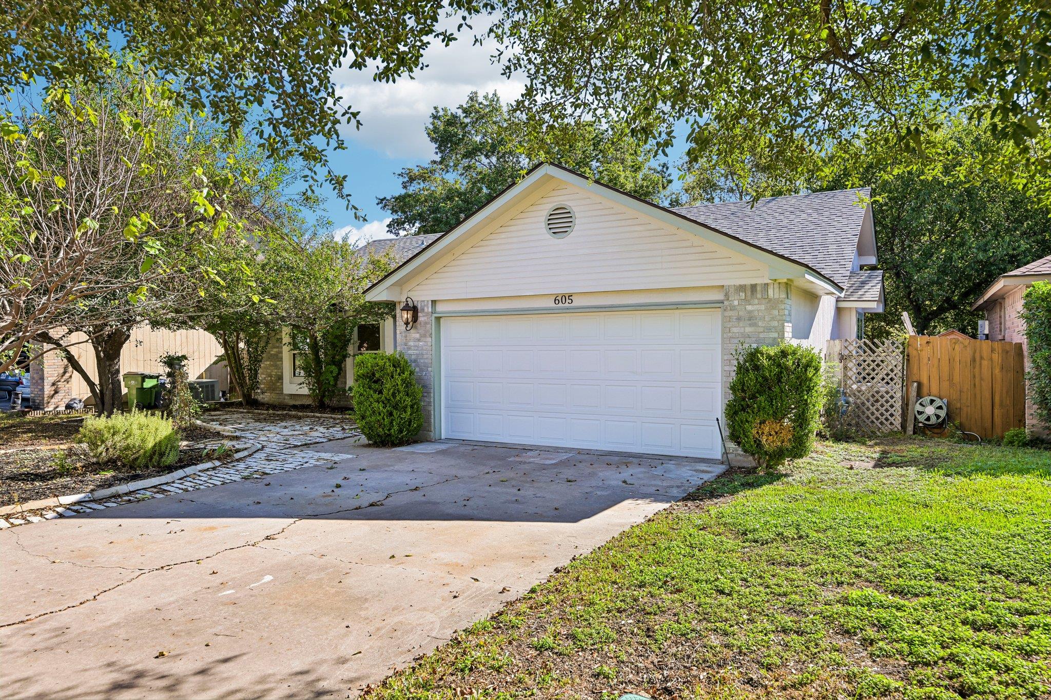 605 Hawthorne LN