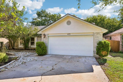 Photo of 605 Hawthorne LN, Round Rock, TX 78664 (MLS # 1644459)