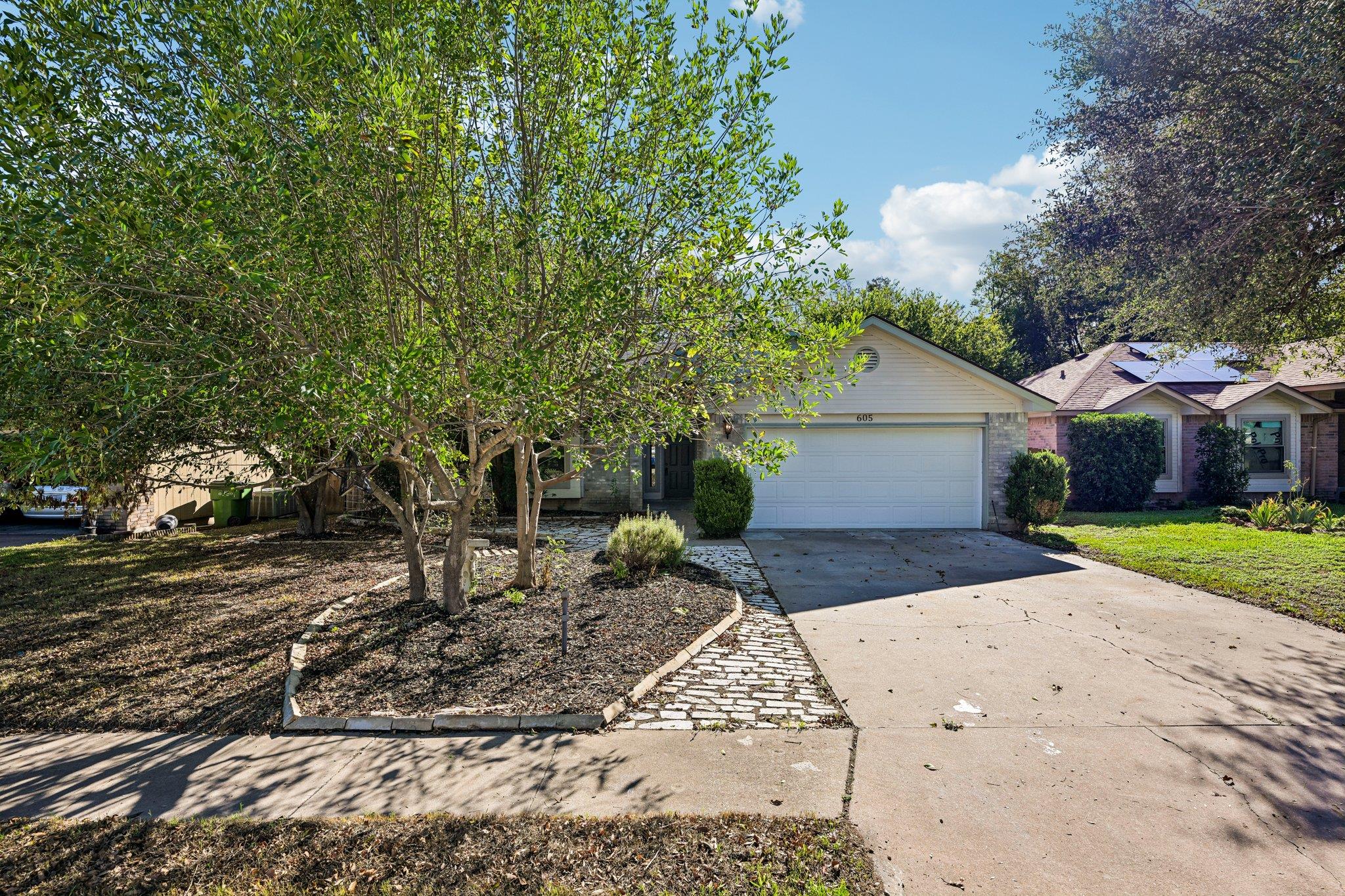 605 Hawthorne LN