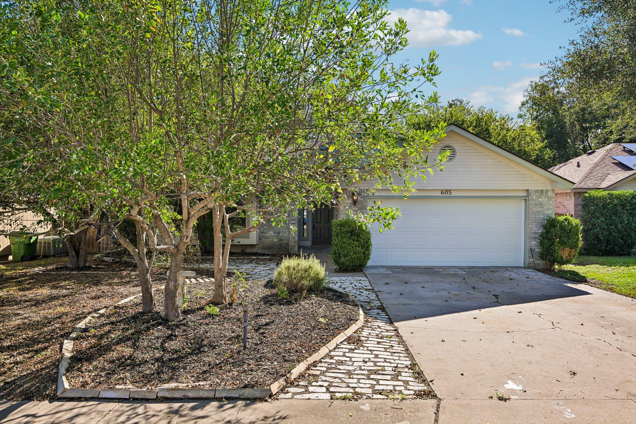 605 Hawthorne LN