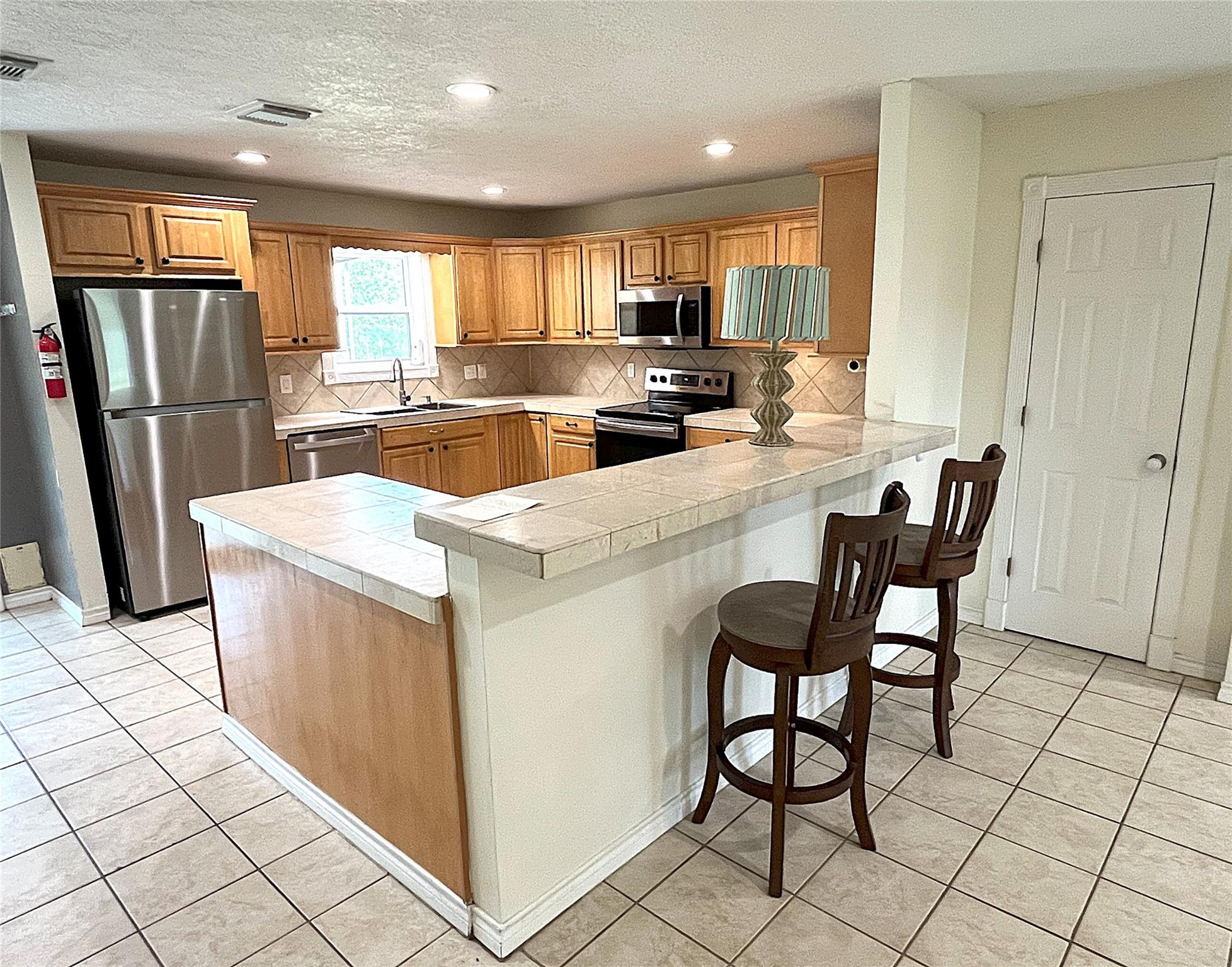 895 Lakeview DR