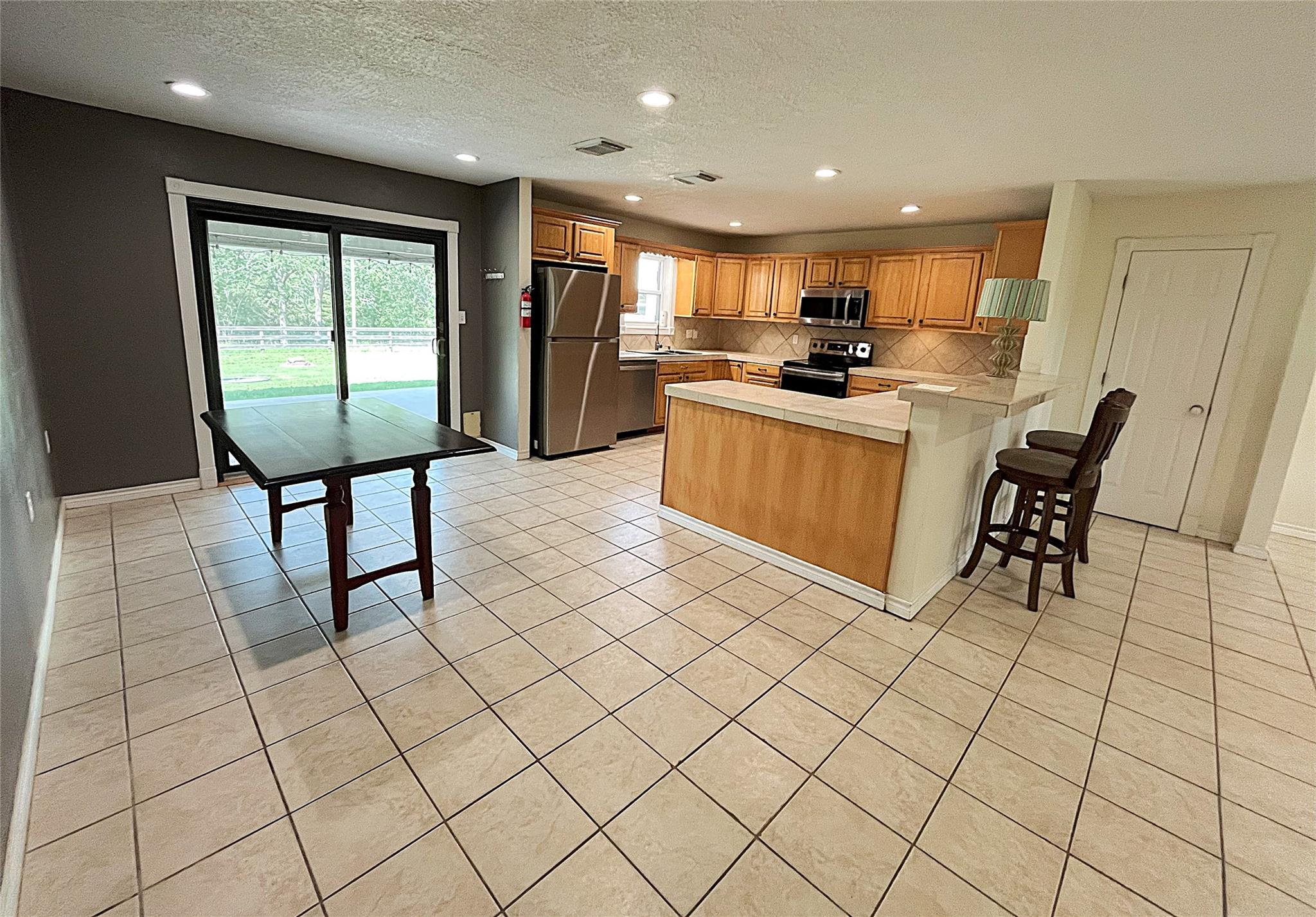 895 Lakeview DR