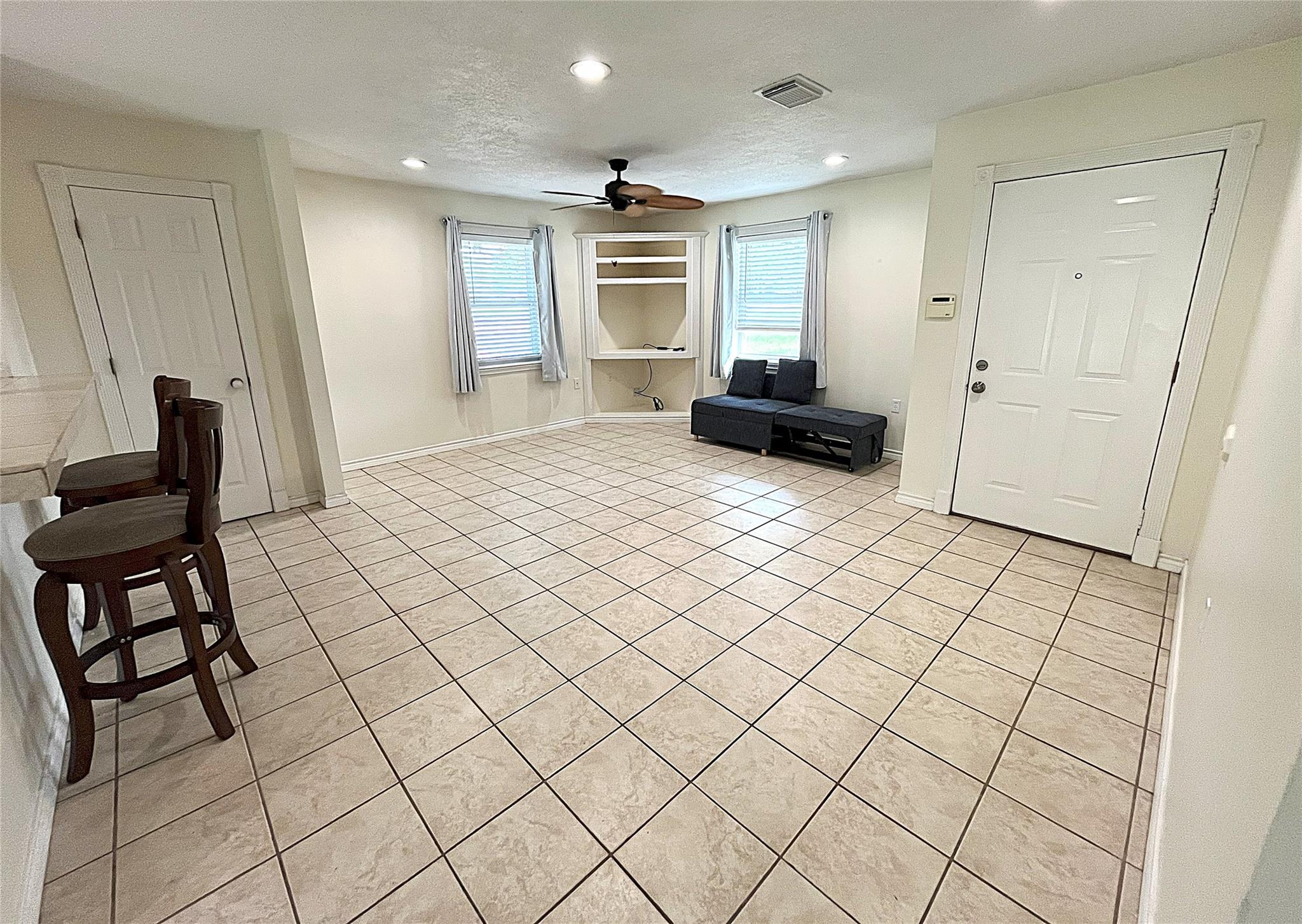 895 Lakeview DR