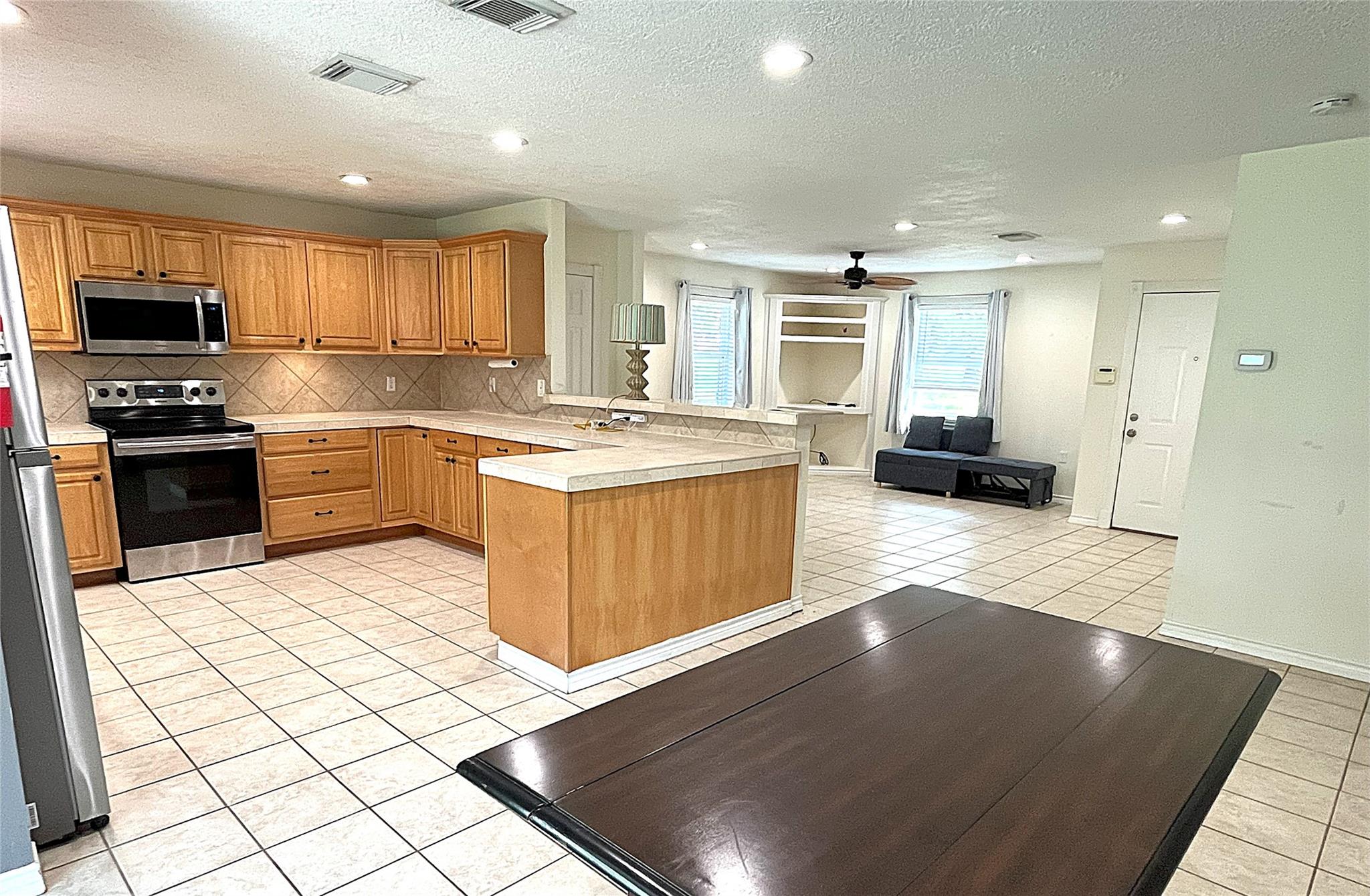 895 Lakeview DR