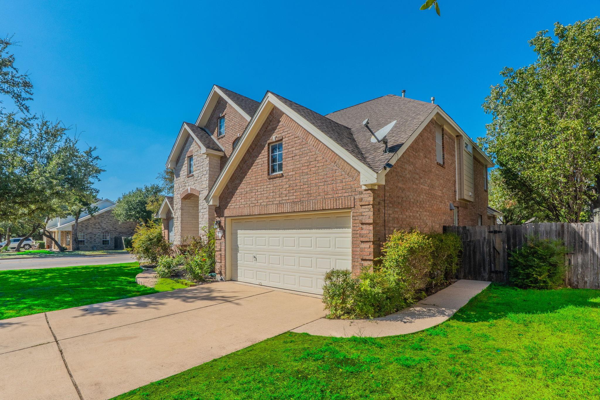 901 Savanna LN