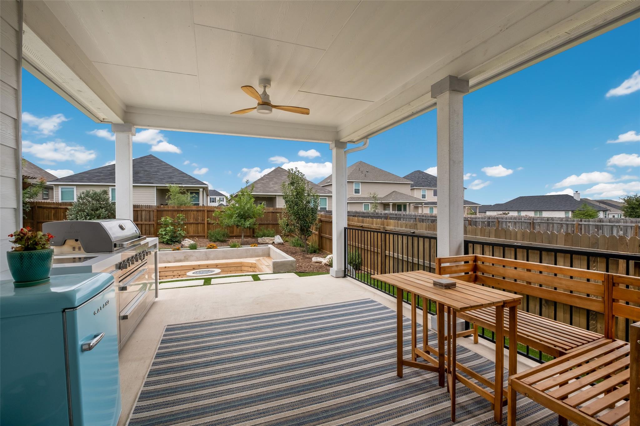 215 W Granite Shores DR