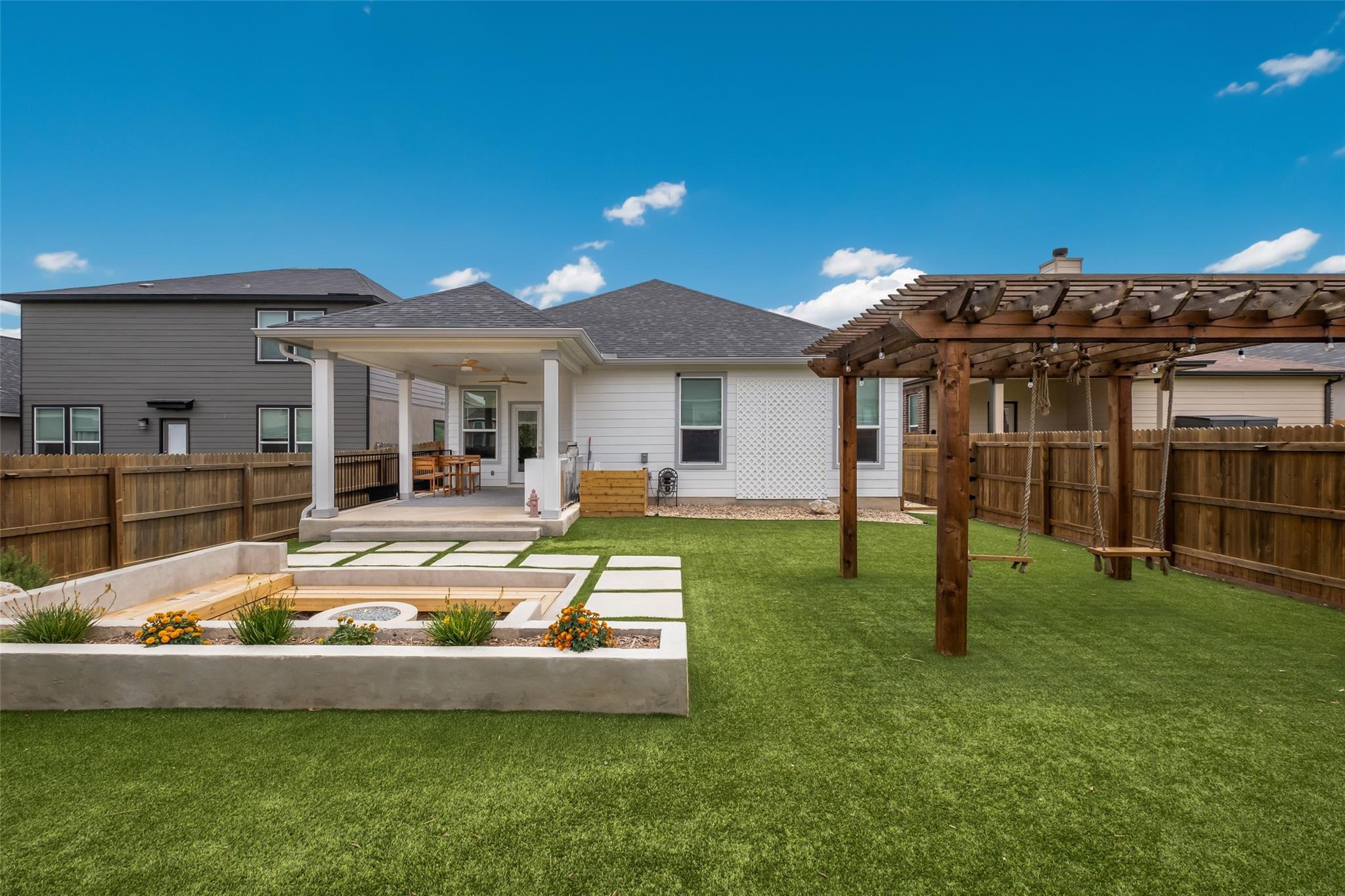 215 W Granite Shores DR