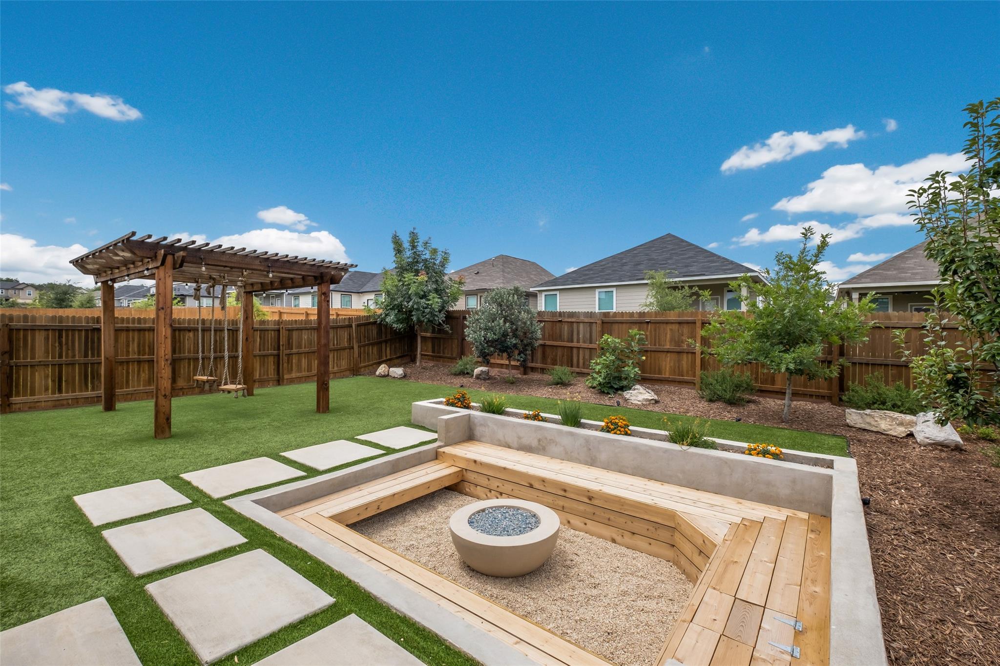 215 W Granite Shores DR