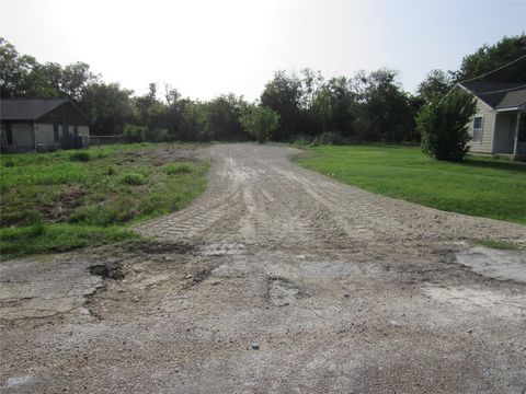 313 N Front ST Holland TX 76534