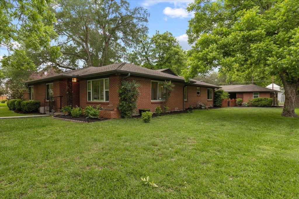 Photo of 607 Short ST, Smithville, TX 78957 (MLS # 1941231)