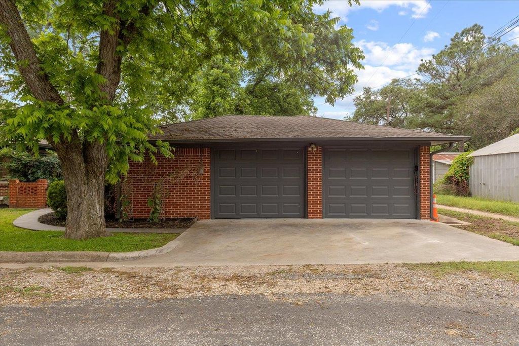 Photo of 607 Short ST, Smithville, TX 78957 (MLS # 1941231)