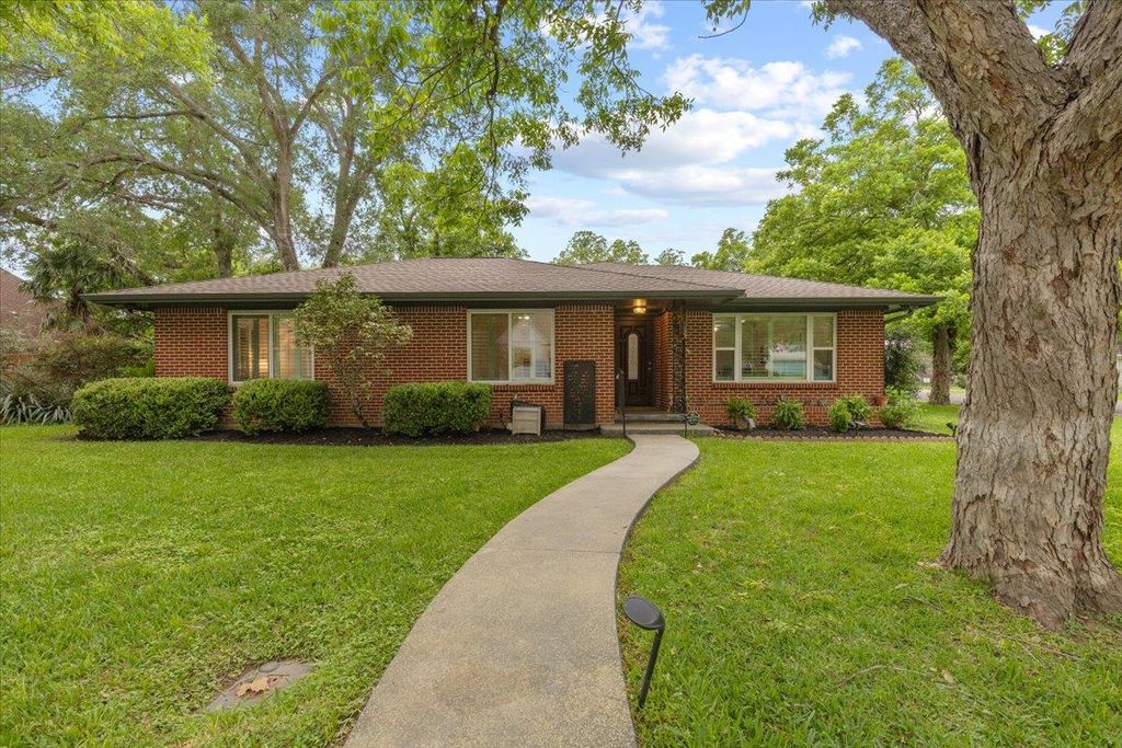 Photo of 607 Short ST, Smithville, TX 78957 (MLS # 1941231)