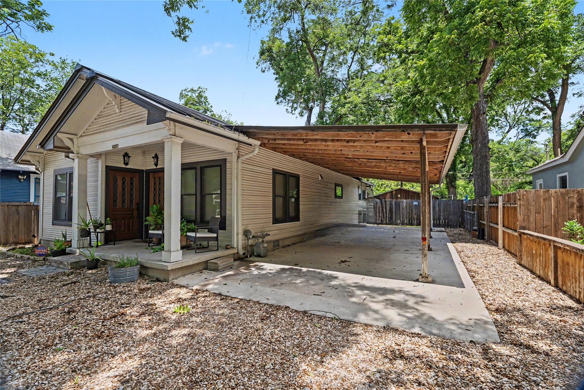 2506 E Cesar Chavez ST