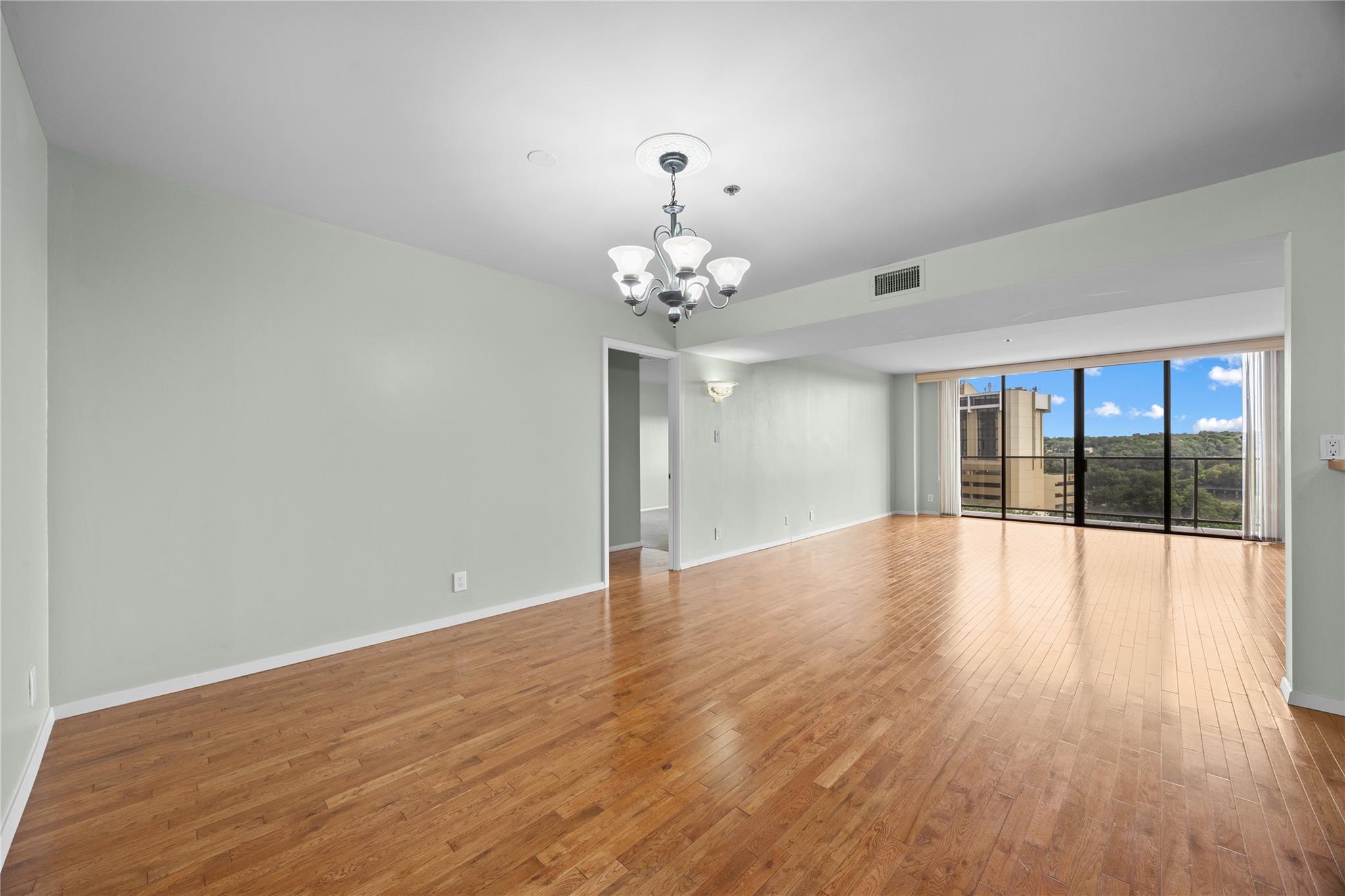 40 N Interstate 35 Highway 8C4