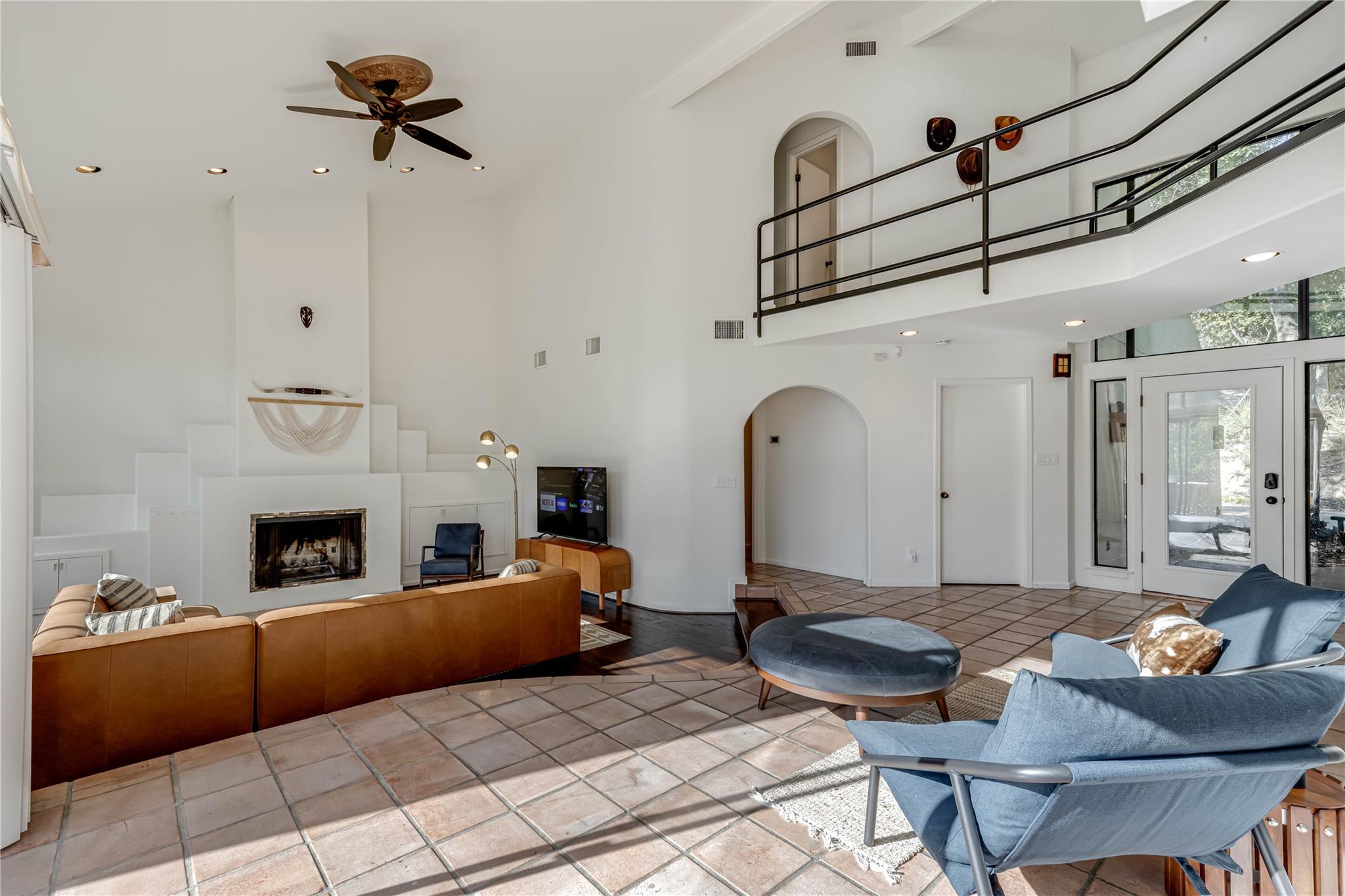 2701 Hillside CIR