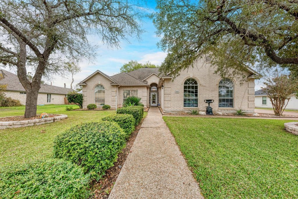 Photo of 1610 Meadow LN, Lockhart, TX 78644 (MLS # 6278282)