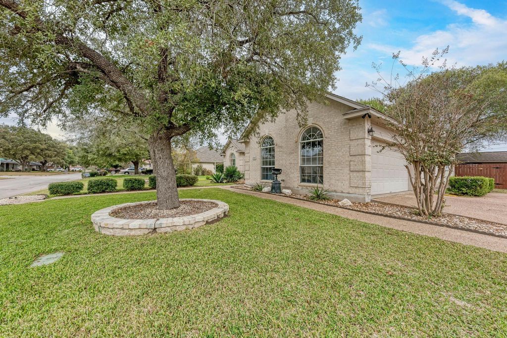 Photo of 1610 Meadow LN, Lockhart, TX 78644 (MLS # 6278282)