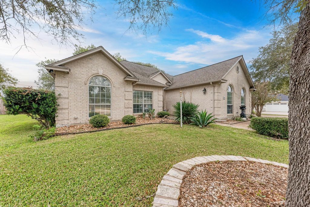 Photo of 1610 Meadow LN, Lockhart, TX 78644 (MLS # 6278282)