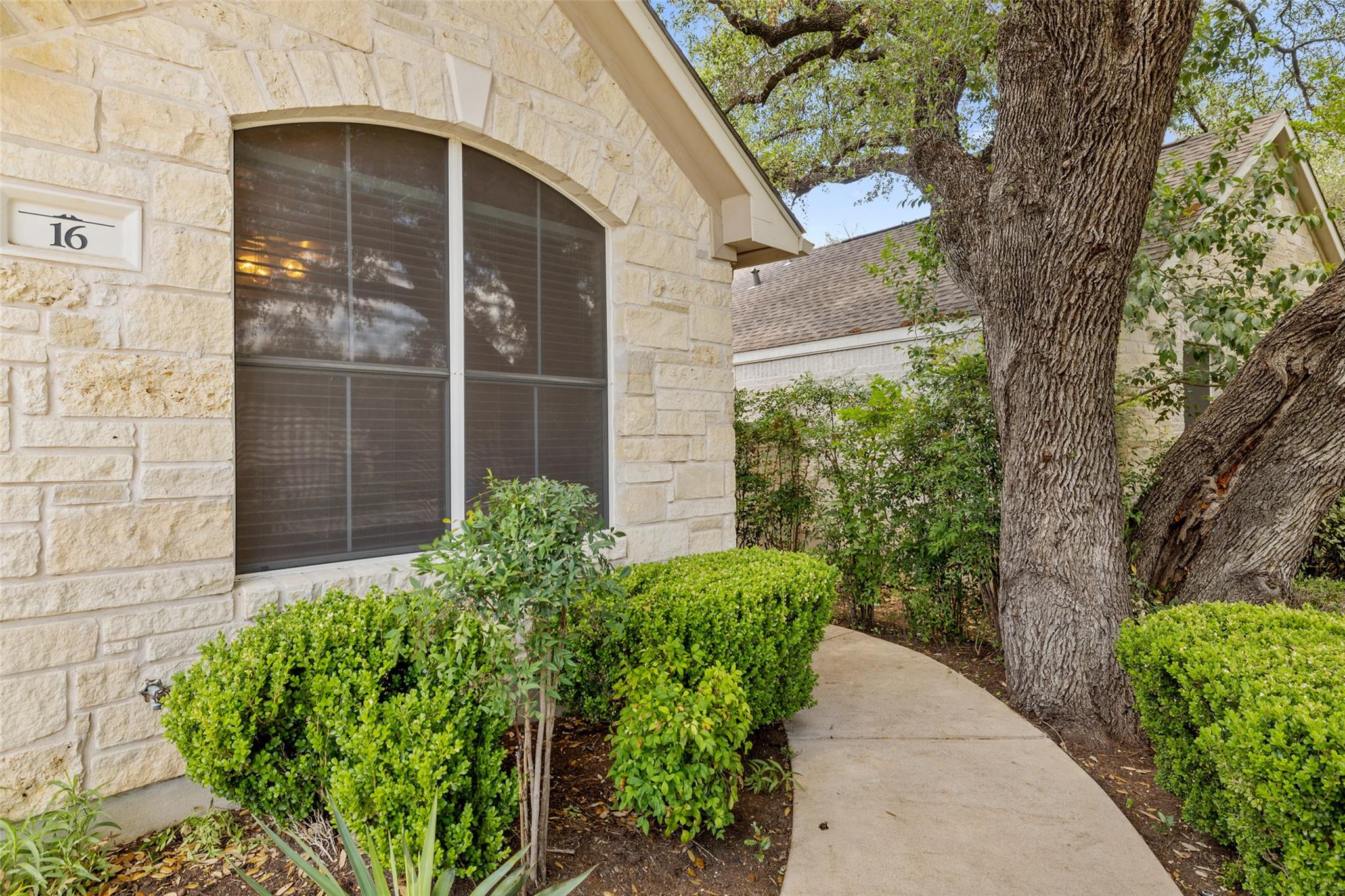 16 TROON DR